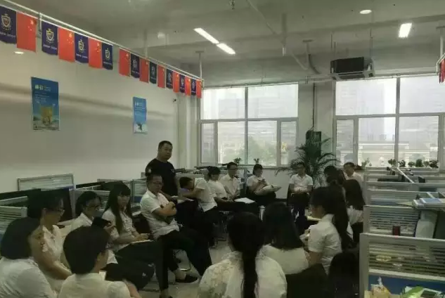 家人們開展學(xué)習(xí)探討活動。 家人們開展學(xué)習(xí)探討活動。