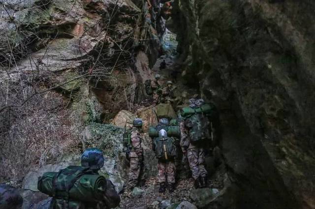 官兵執(zhí)行巡邏任務(wù) 官兵執(zhí)行巡邏任務(wù)